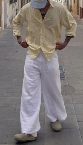 chemise jaune homme et pantalon blanc en lain